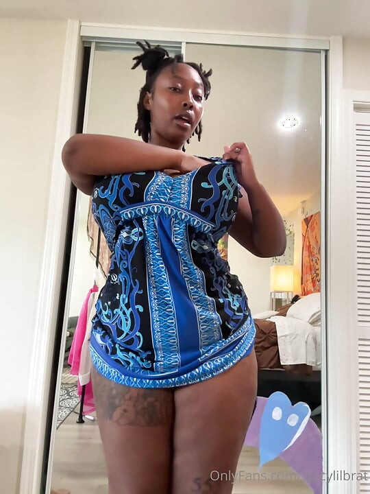 Gordinha negra em vestido mostrando seus peitões e bunda