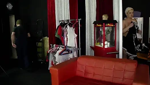 Alman çift büyük götten tüm deliklerden sikişiyor