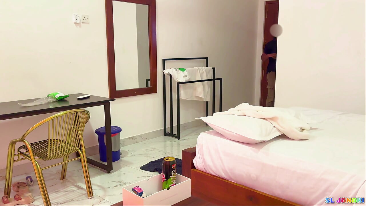 Rest House Supervisor Sex with Cleaning Staff Girl