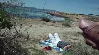 Публичная мастурбация со спермой на пляже