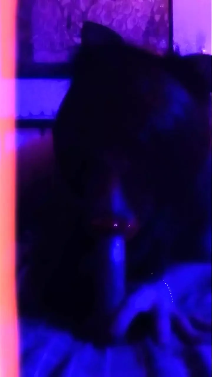 거대한 딜도를 목구멍으로 핥는 소녀