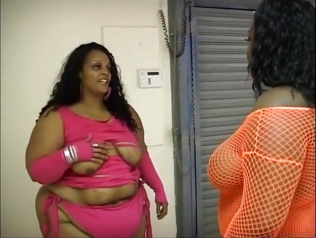 Enorme cuerpo, enormes tetas, enorme culo, consolador lésbico en enorme coño