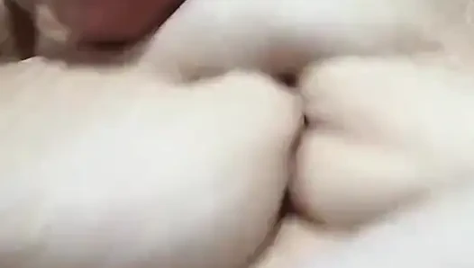 Cewek ini berdiri sambil bugil berujung jilat memek