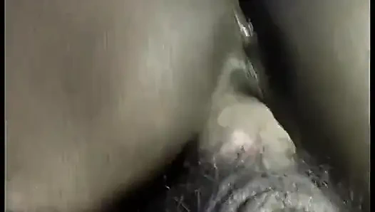 Ateşli zenci bebek soyunuyor ve sonra büyük siyah yarağı emiyor