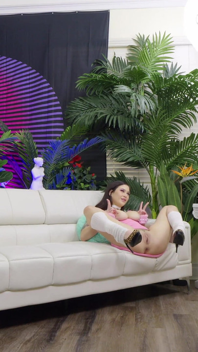 Bts - Jasmine Wilde Shows off Her Body in a Sensual Try-on!