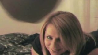 Сладкая милфа-блондинка делает потрясающий секс-сессия в домашнем видео с минетом