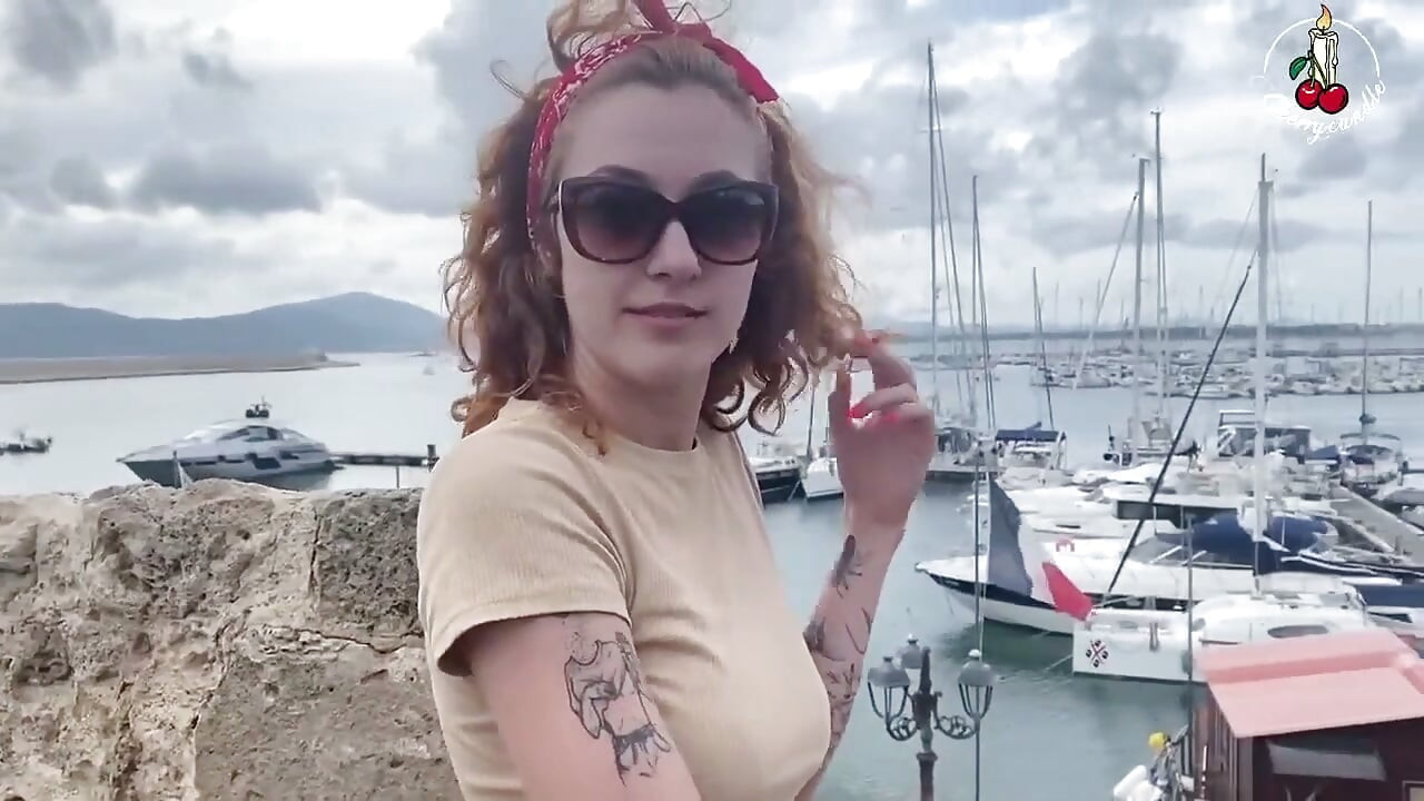 我在我的船上邀请了她, 她吮吸了我的鸡巴