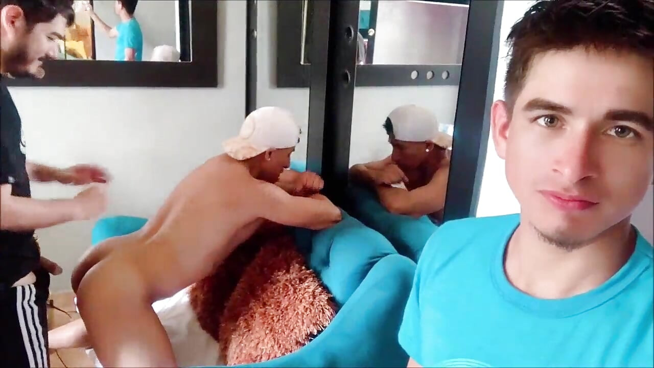 Sahabatku yang lurus memuaskan fantasinya menonton seks langsung!