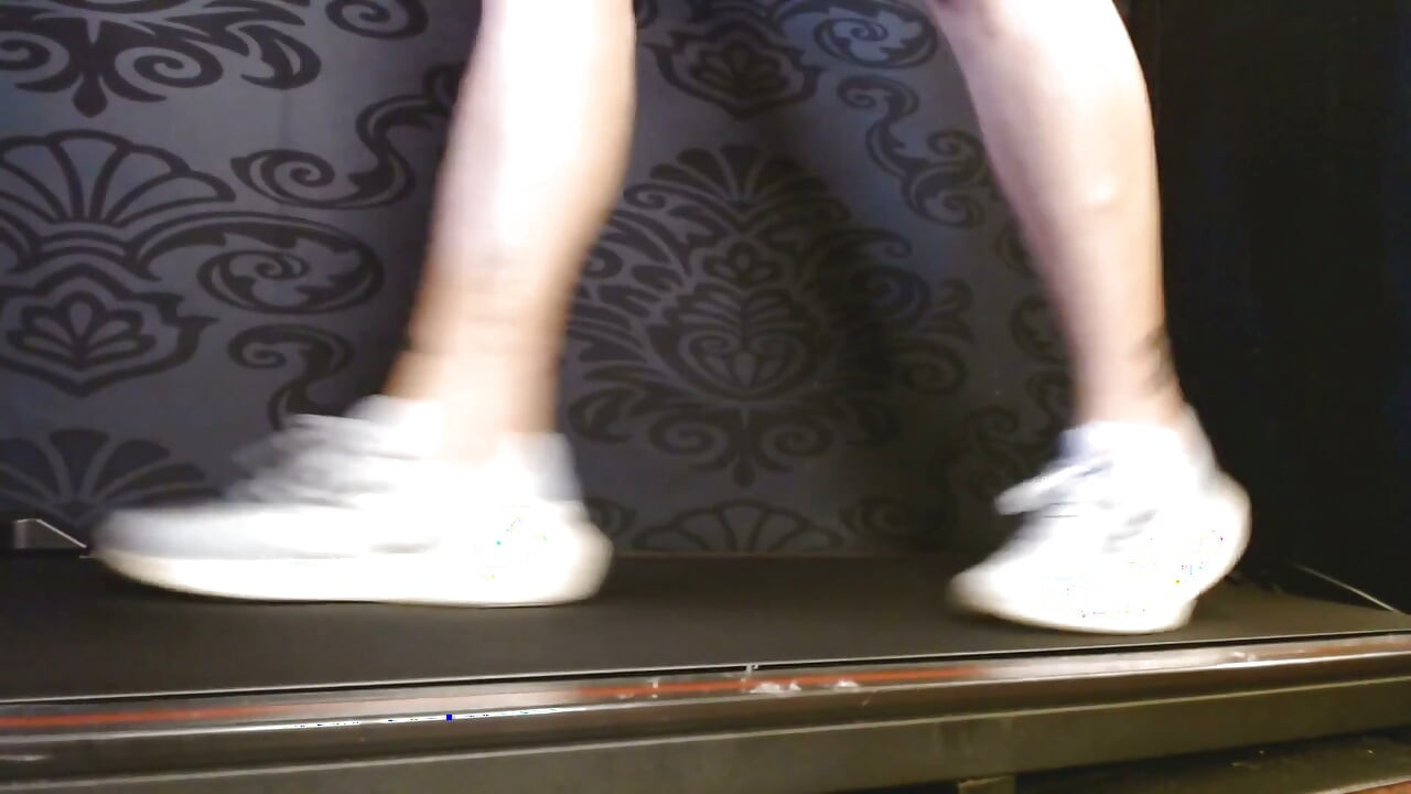 藍色愛迪達運動鞋行走