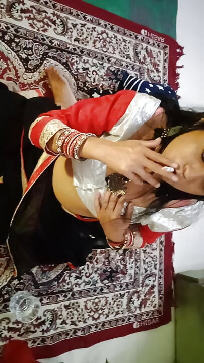 Fata indiancă sexy savurează sexul cu preludiu