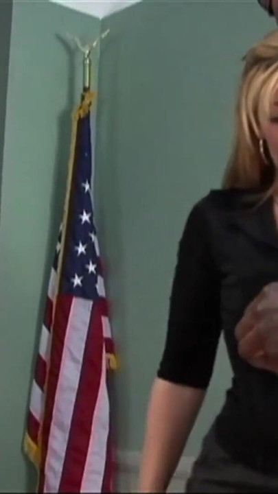 Dominerende blondine chef knepper sin sorte assistent, efter at han har spist hendes dryppende kusse | Klip 1