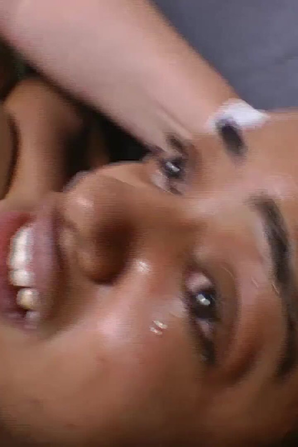 Une grosse s’assoit sur une fille mince