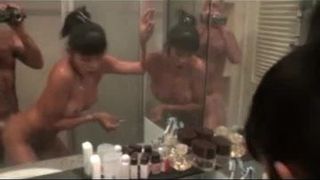 Transsexuelle sous la douche et facial