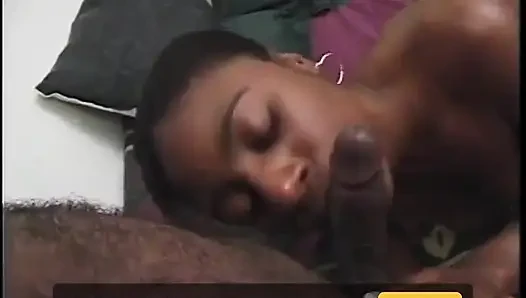 Muskulöser typ fickt den sexy mund des schwarzen kükens im bett