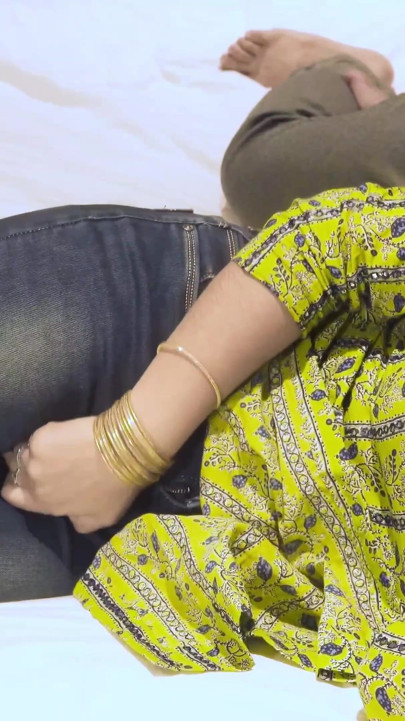 Une demi-sœur indienne mignonne se fait baiser longuement après l’orgasme, audio en hindi | Clip 1