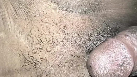 Schwarzes land in seine enge muschi eingeführt