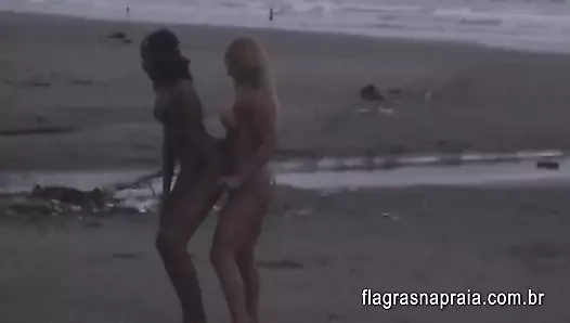 Karım plajda başka bir kadınla ilk kez