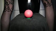 Rött hål sväljer rosa boll