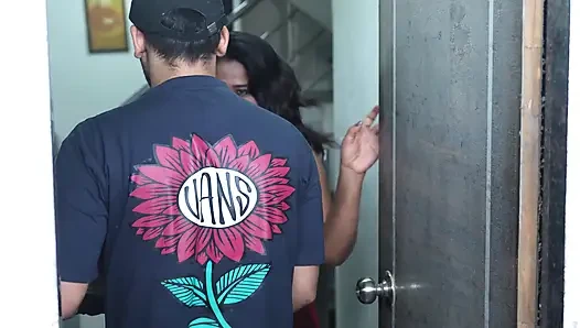 Desi güzel yenge seksi için delevery oğlanı bekliyor net Hintçe aodio ile çok sert seks
