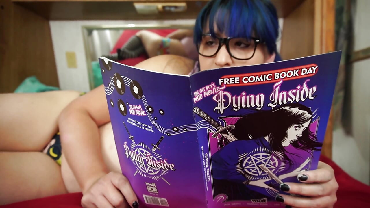 Menina nerd fará qualquer coisa por essas cartas