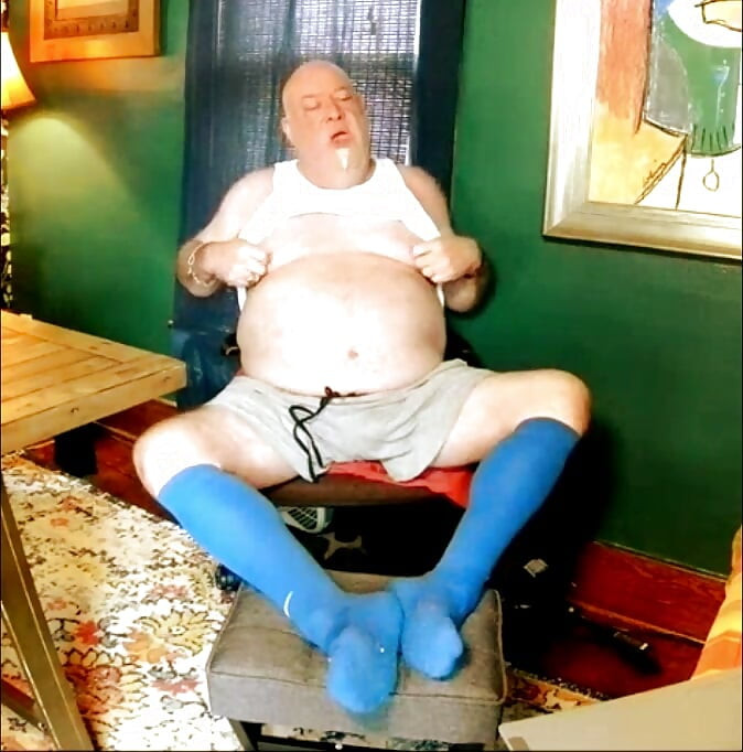 Beardaddychub arkadaşının onu boşaltması için mastürbasyon yapıyor!