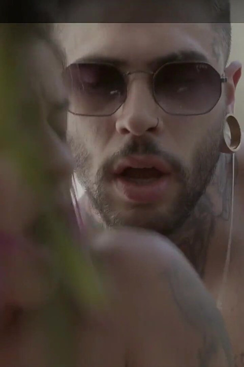 Er kam, um sonnenschutzmittel auf meinen körper zu setzen und ich konnte nicht widerstehen, ich hatte sex mit ihm genau da im club