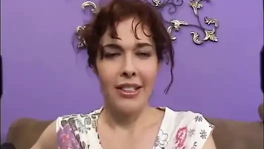 Сексуальная милфа получает член в ее сладкую киску и наслаждается этим
