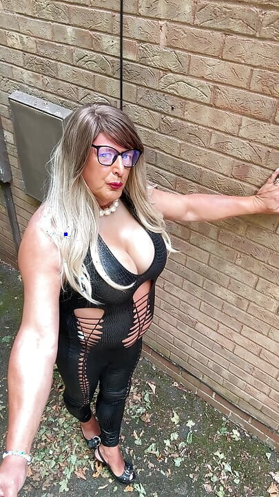 Si seksi crossdresser kellycd2022 dengan kostum catsuit dan sepatu hak tinggi pvc hitam