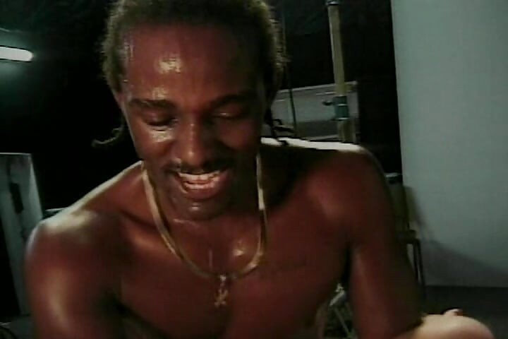 Büyük memeli orta yaşlı seksi kadın yüze boşalmaya kadar büyük zenci yarağına biniyor