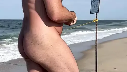 Publiczne badanie nagiej plaży z erekcją i odsłonięciem dziury