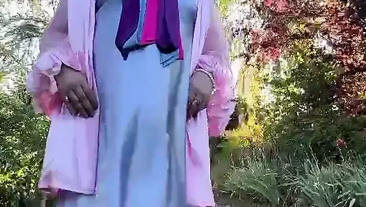 Bir sabahlık gecelik ve cüppe giymiş
