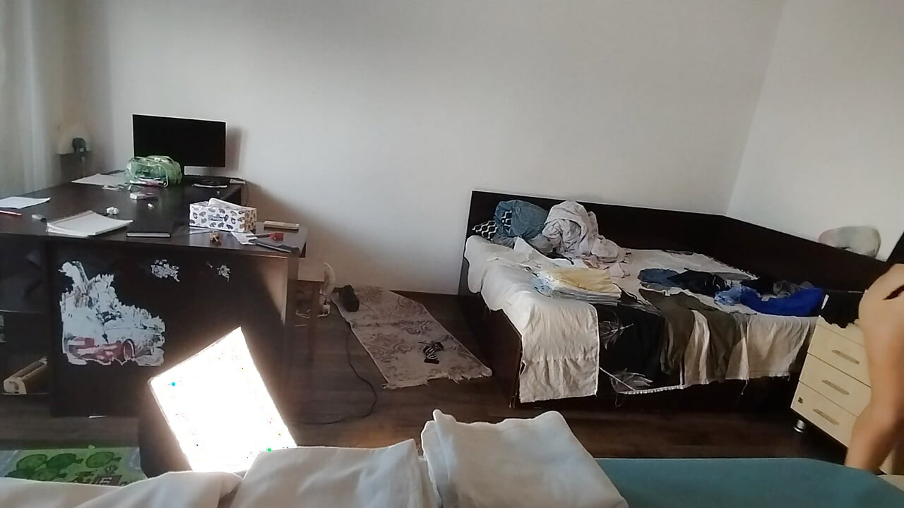 Isteri seksi melakukan suri rumah berbogel. Pancutan mani pada pantat besar isteri. Foreplay panas dengan pasangan, urut dengan minyak