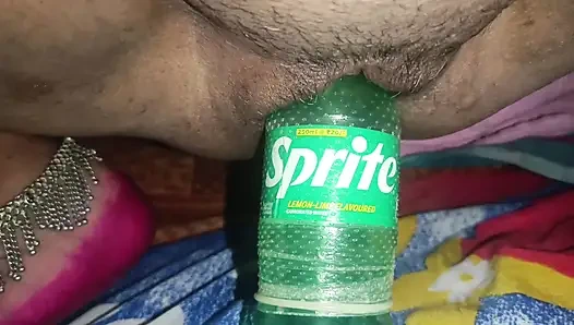 Desi Bhabhi ke choot me Bottel