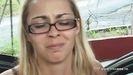 Blondine im auto während des fkk-strandfilmshootings mit crew