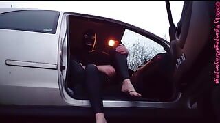 Elle enfile des talons sexy dans la voiture, épisode 2