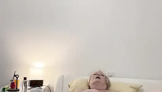 Nenek dientot sama dildo