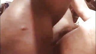 Une black mature domine une autre situation de baise BDSM