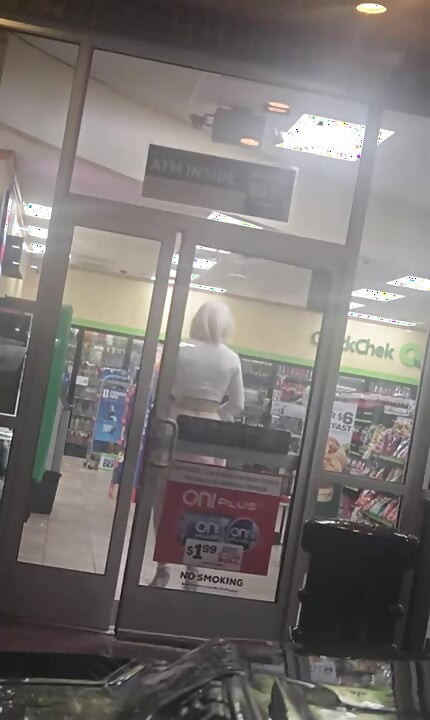 DeeDee într-o schiță roz și bluzei albe