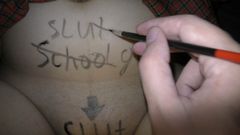 Извращенная юная школьница с большими сиськами получает грязный боди-арт