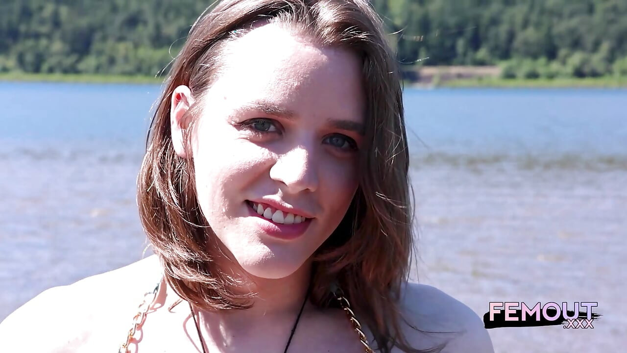 FEMOUT XXX smeđokosa trans lepotica se zadovoljava ležeći na crnom krevetu