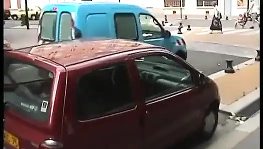 Güzel lisa kendini çok ateşli bir yolculuğa atıyor!