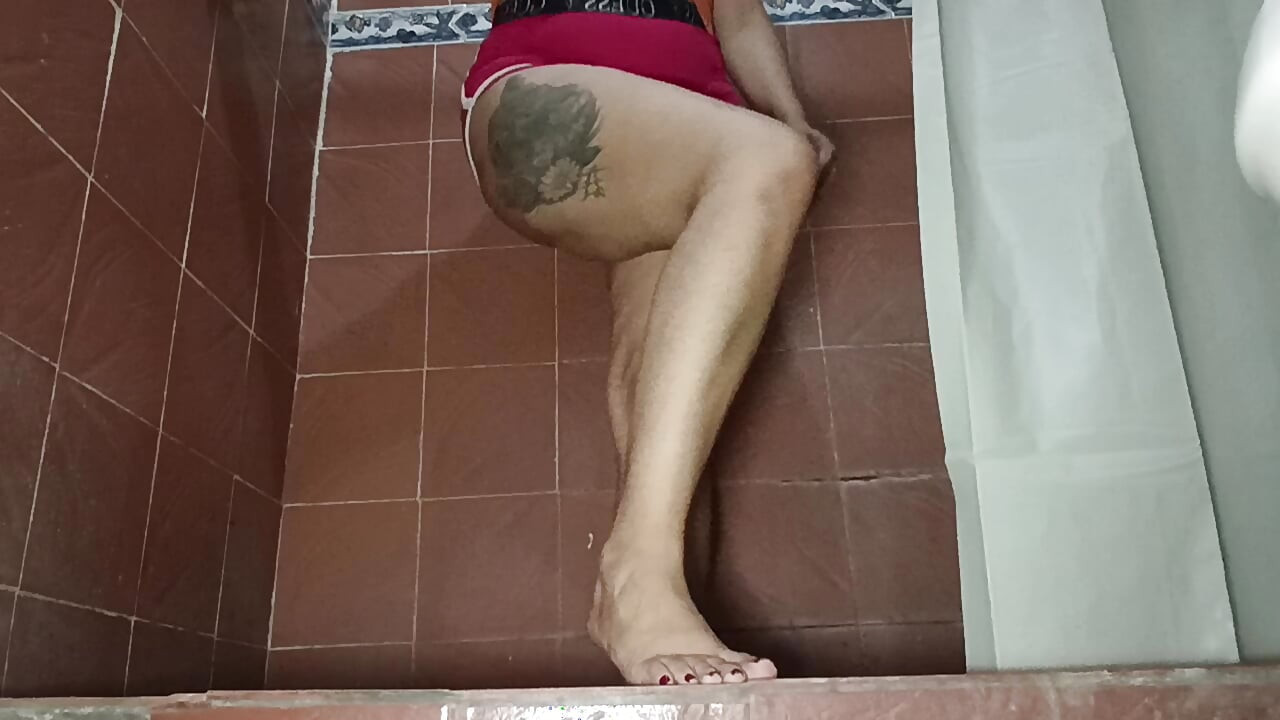 Aku nggak berhenti kencing dan akhirnya kencing di bajuku