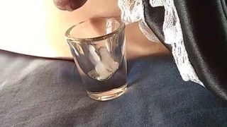 Usando mi falda de sirvienta francesa y masturbándome en un vaso de chupito.
