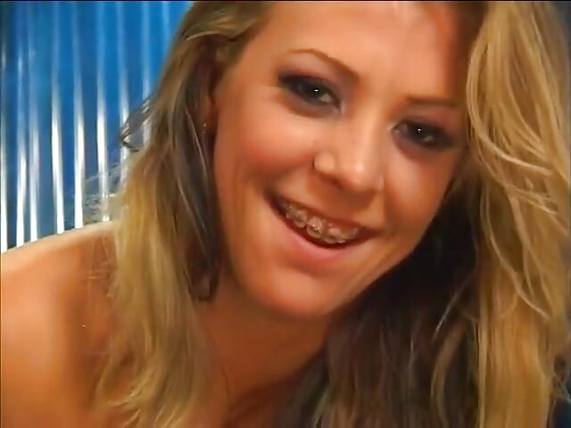 Søt blondine med små pupper bestemte seg for å få nye følelser ved å prøve sex-maskin