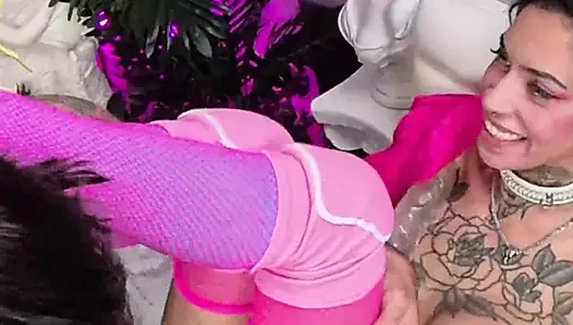 Dövmeli seksi kız Ravyn Alexa büyük bir yarakla sikiliyor!