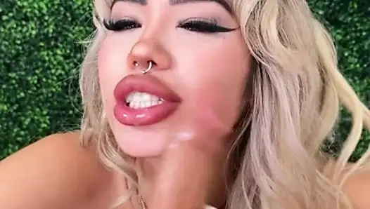 Ateşli luna luxe istekli ve büyük uzun bir yarak yutuyor