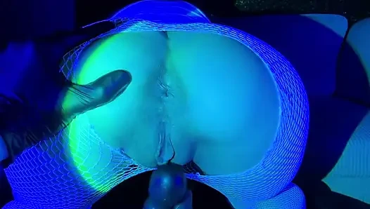 Knackarsch mit perfekter muschi nimmt riesigen dildo und schwanz