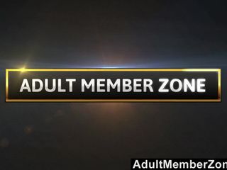 Adultmemberzone-ブルックリンはプールサイドの自己提供が大好き