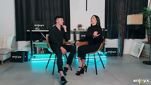 Sara Retali устала болтать - она хочет этот мясистый член в ее текущую пизденку