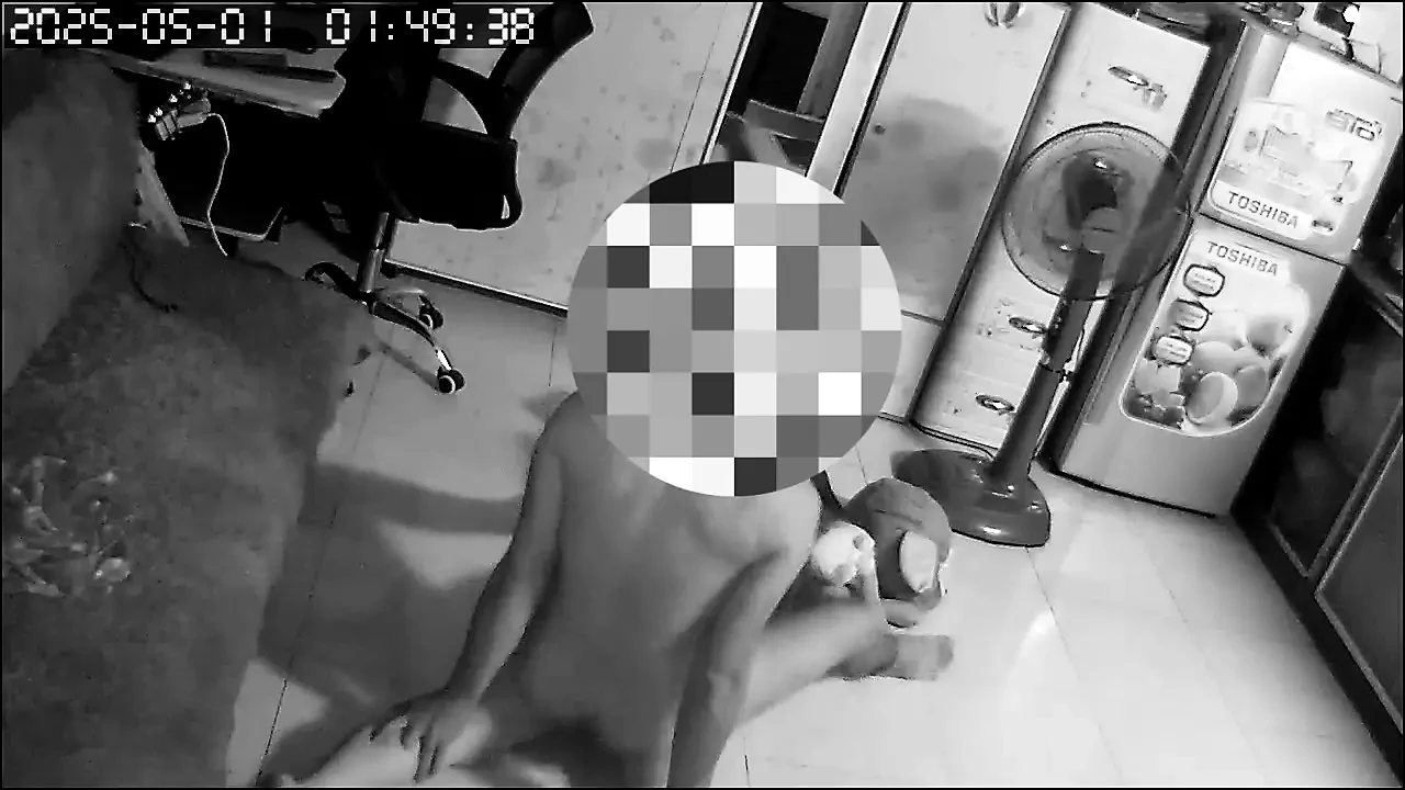 Joven pareja casada teniendo sexo apasionado en casa